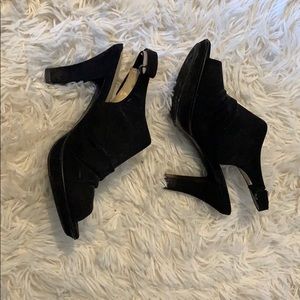 Size 6 black heels from naturalizer